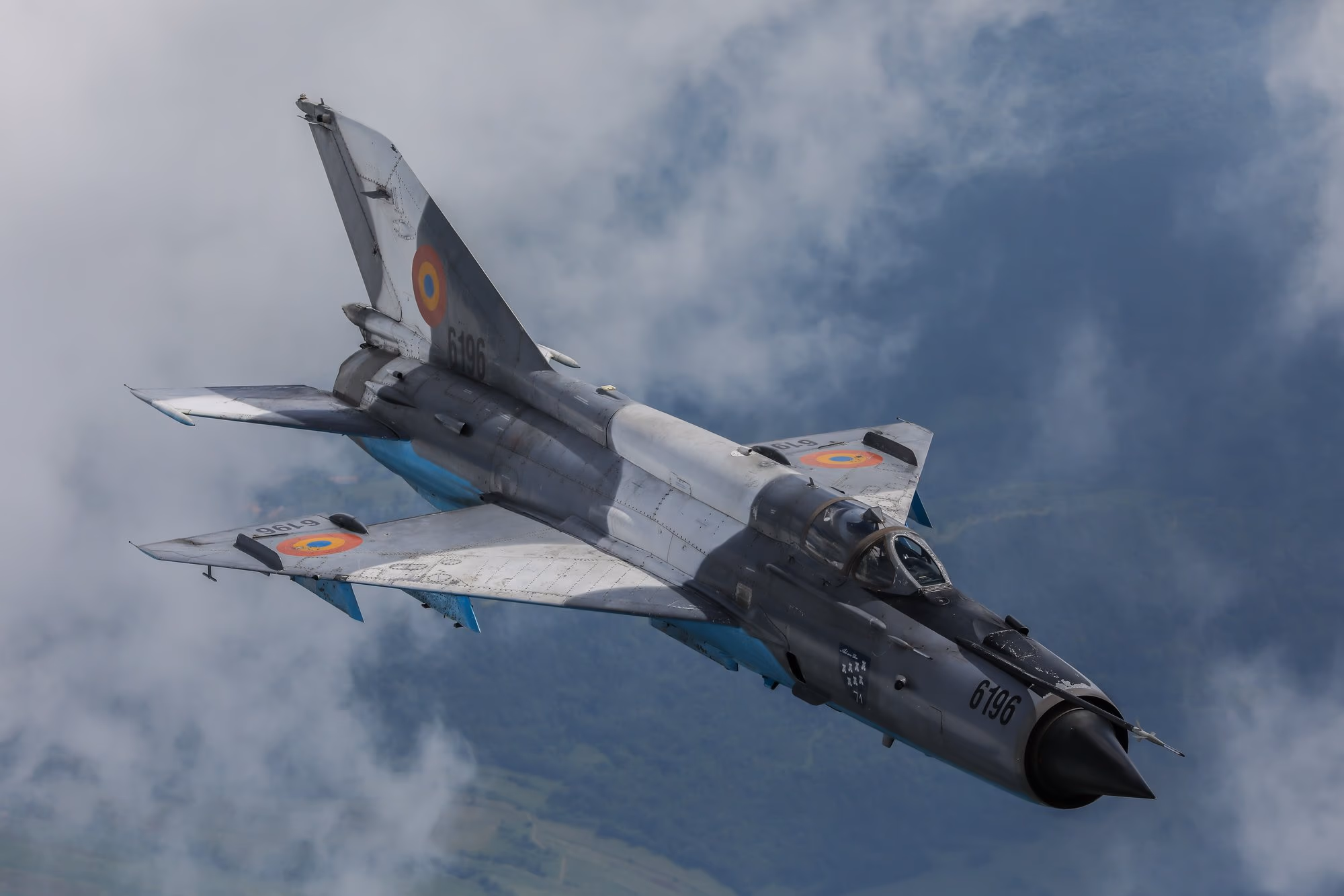 MiG-21 LanceR — aparatul 6196 în zbor printre nori