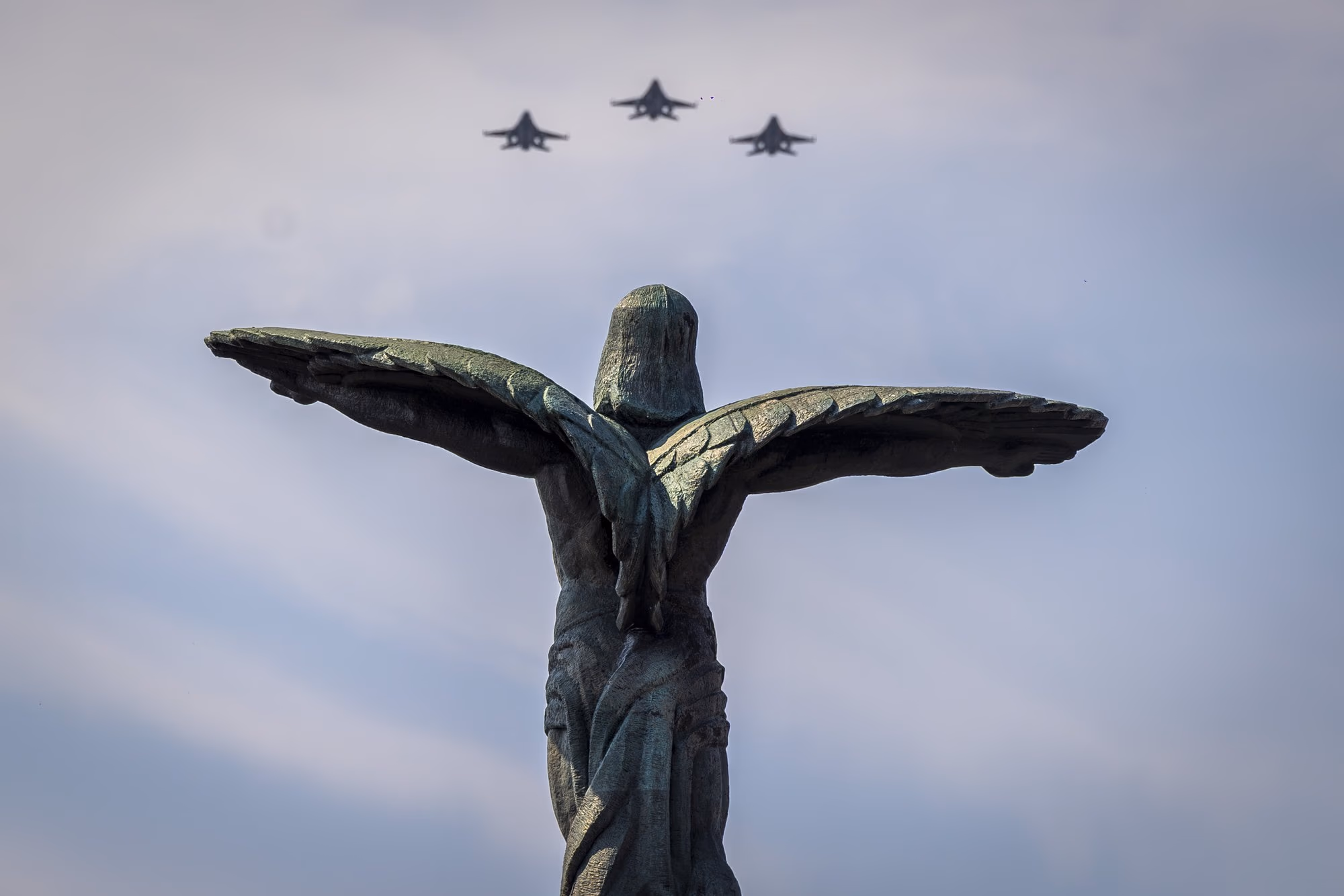 Trei F-16, deasupra Monumentului Eroilor Aerului. Foto: AdiCoco.com