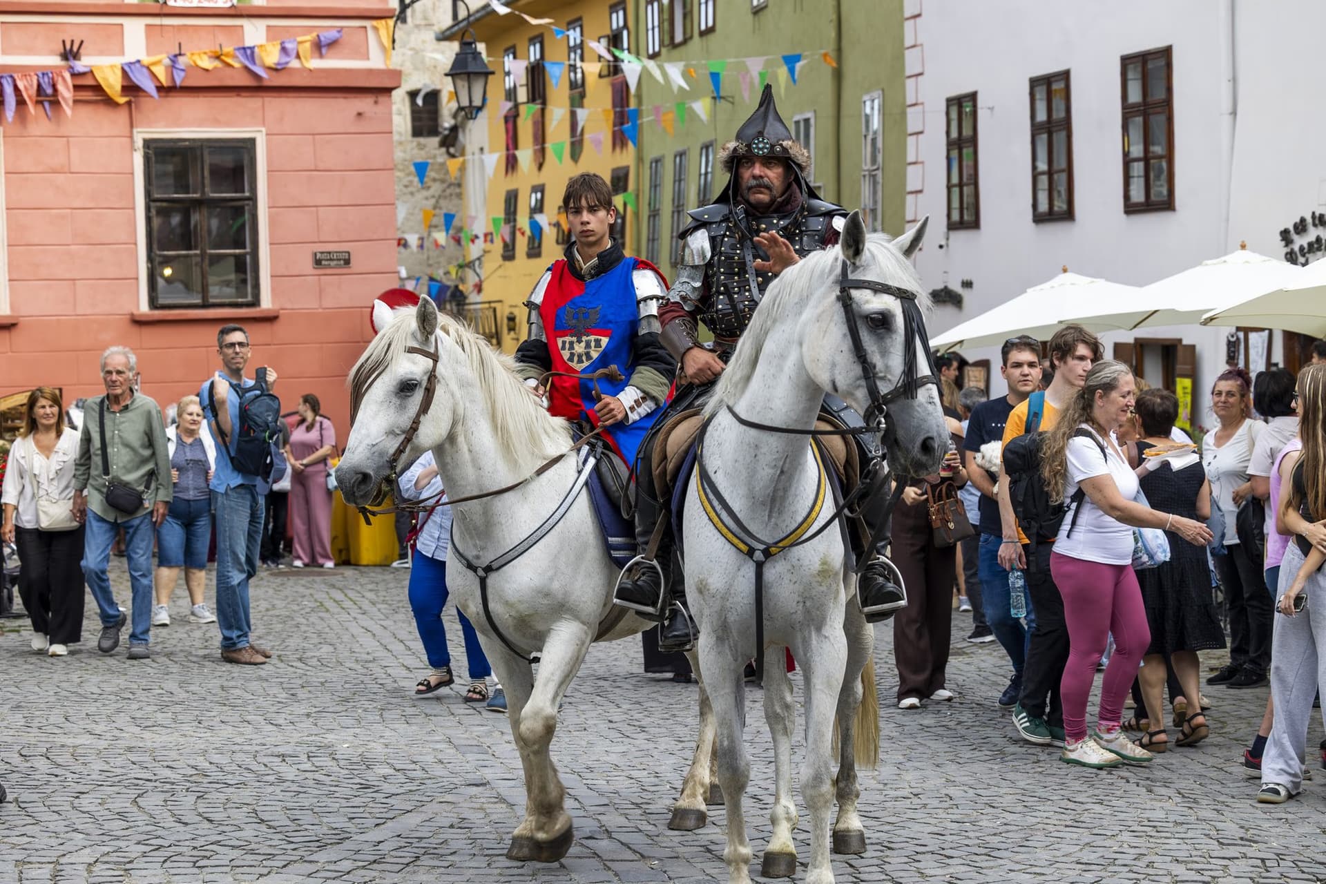 Cavalerii pe cai albi printre oameni